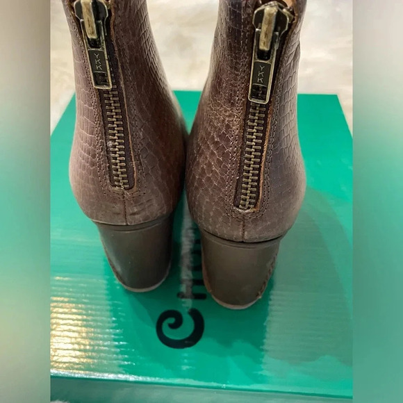 CHOCOLAT BLU Brenna Bootie In Brown Crocodile
Leather Size 36 US size 6 NWB - Picture 10 of 15